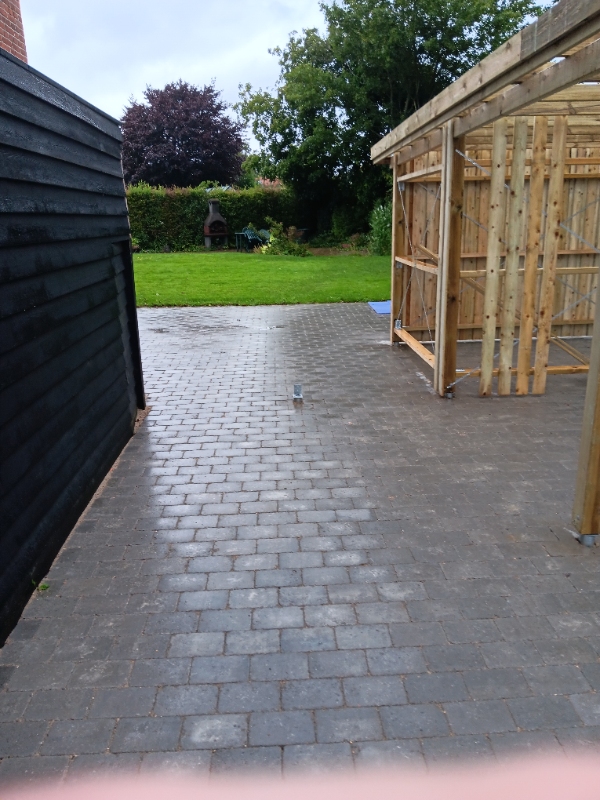 Opsætning af hegn med brædder