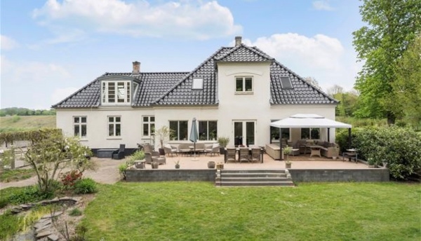 Pudset vinduer i stueetagen udvendigt i hovedhuset