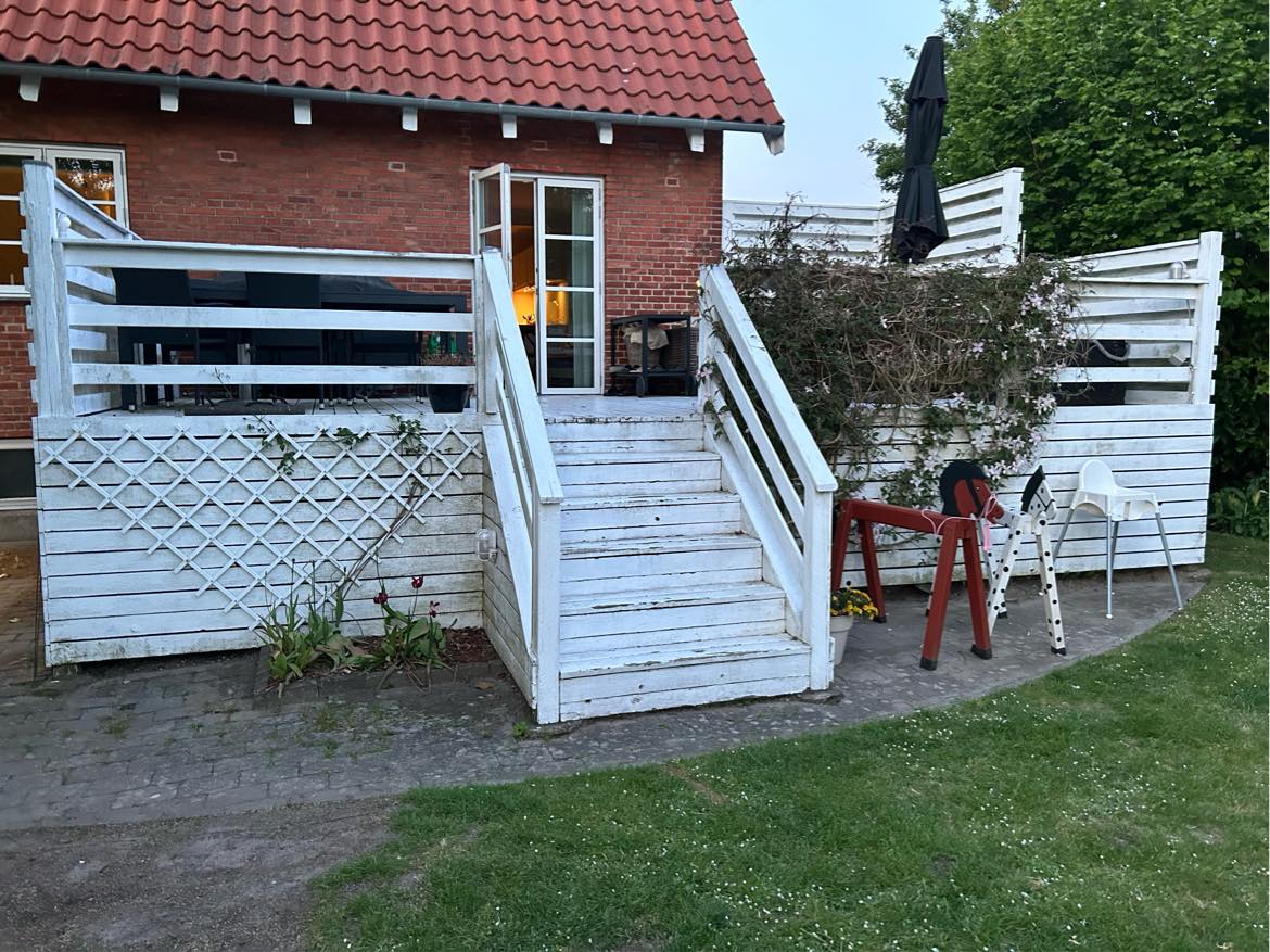 Rensning, slibning og maling af træ terrasse