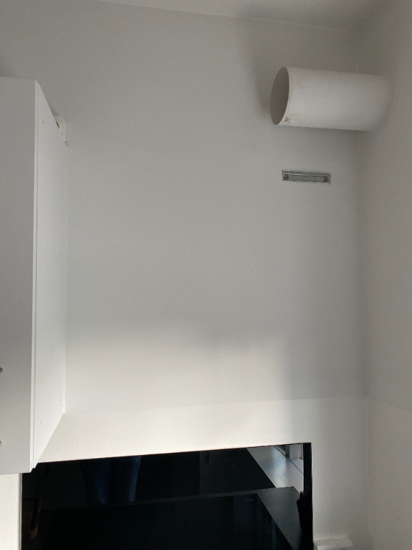 Opsætning af emhætte, opsætning af køkkenskab med sidestykke, tilretning af sokkel og fuge bordplade