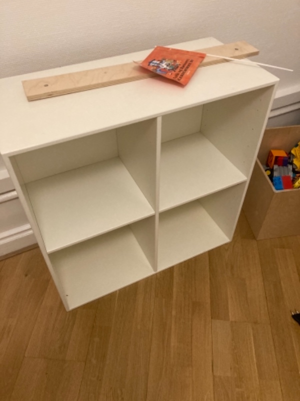 Sat væghængt reoler op