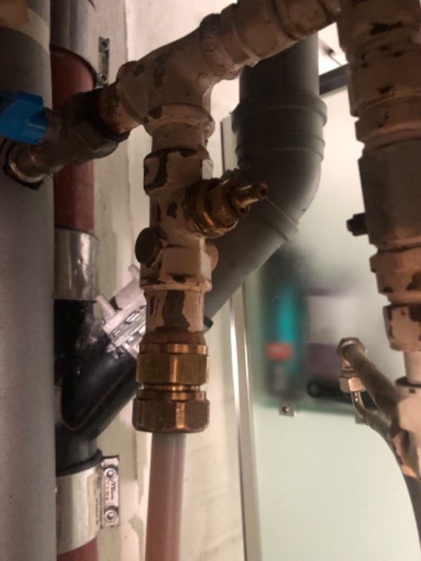 Udskiftning af ventil til toilet forbindelse og ny slange på ca. 3 1/2 meter