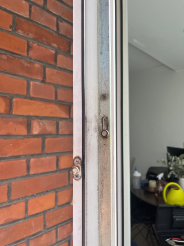 Min altandør kan ikke lukke og er blevet løs i håndtaget og griber ikke fat så døren lukkes