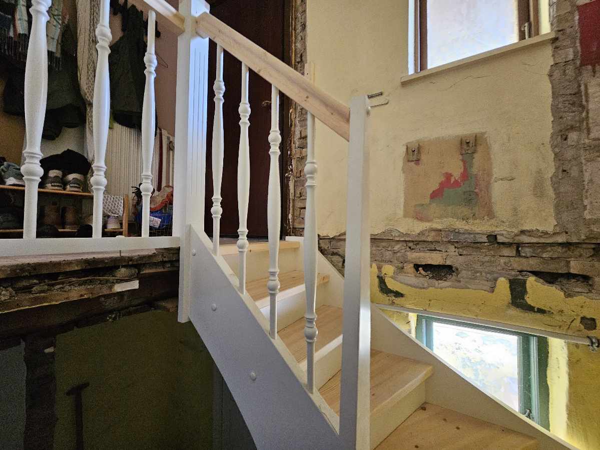 Pudsning og spartling af trappeopgang