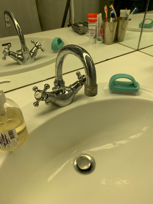 Lampe, vandhane og stativ til bruserforhæng