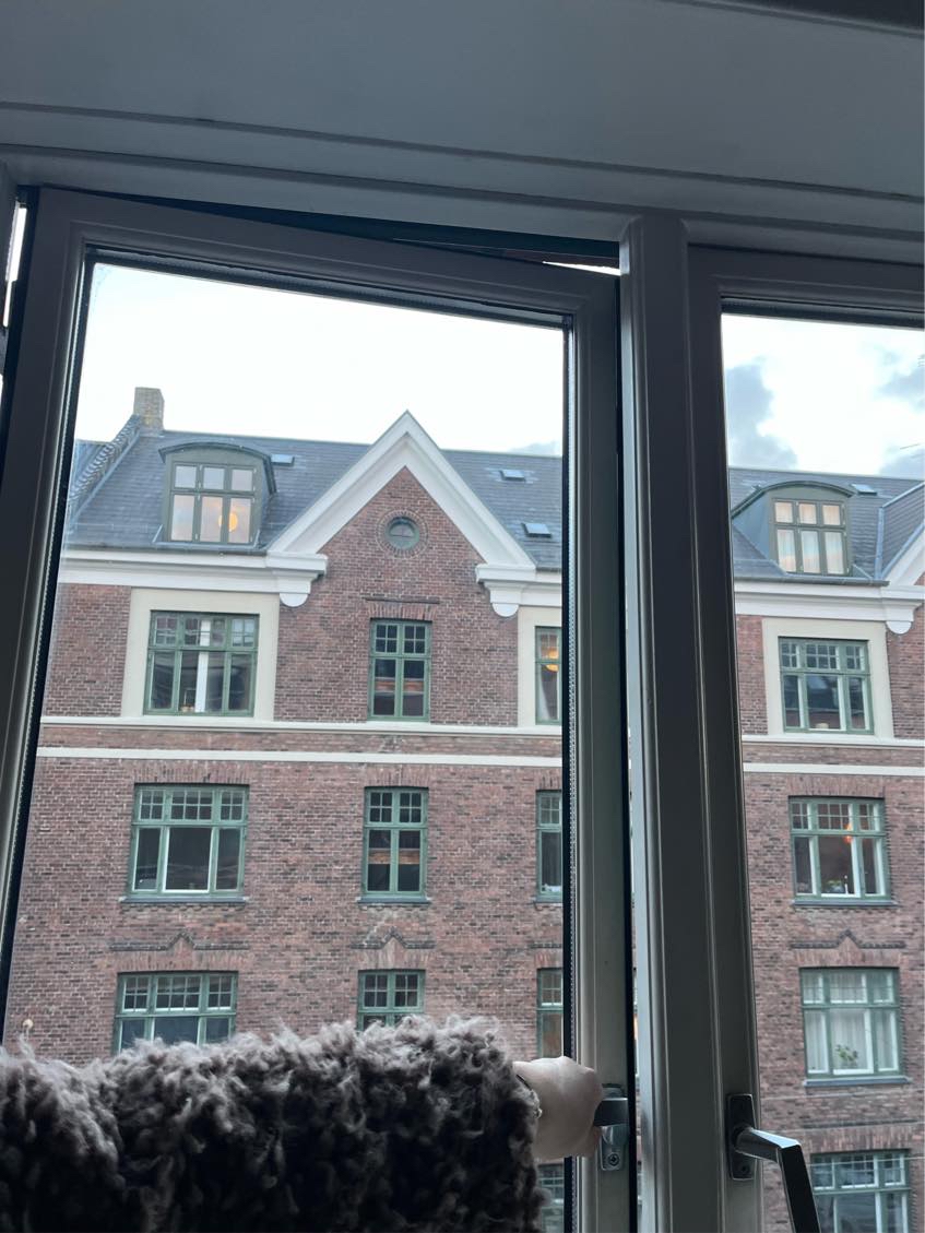 Hjælpe med en skæv vinduesramme eller skævt hængsel. Vinduet kam ikke lukkes.