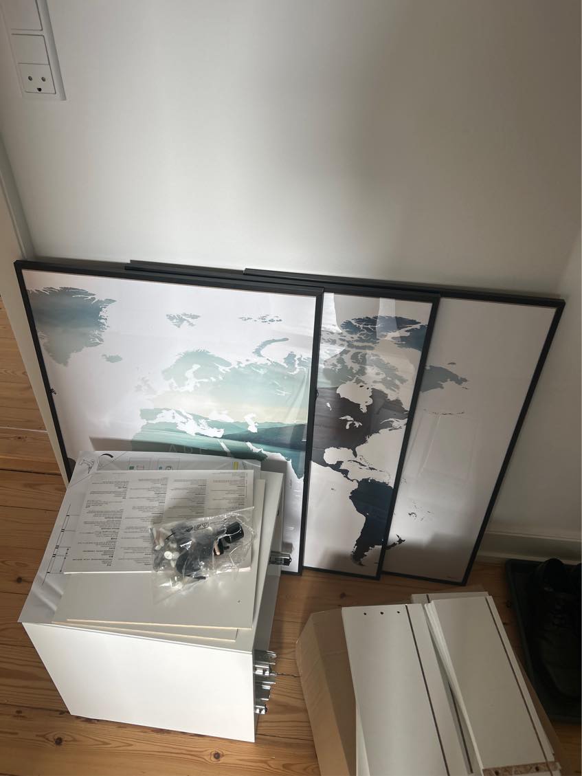 Ophængning af 5 gardiner, 3 billeder og 2 små sengebord