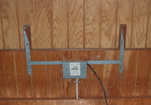 Nedtagen af 2 holder til el-radiator og opsætning af 2 stikkontakt .