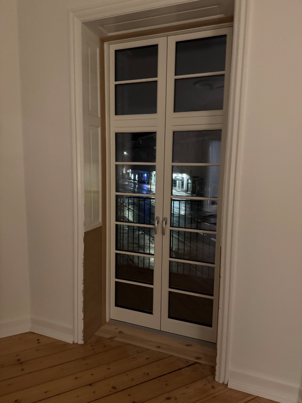 Male mdf gerigt hvor vindue er skiftet ud med altandør, derefter opsætte rullegardin og flytte møbler