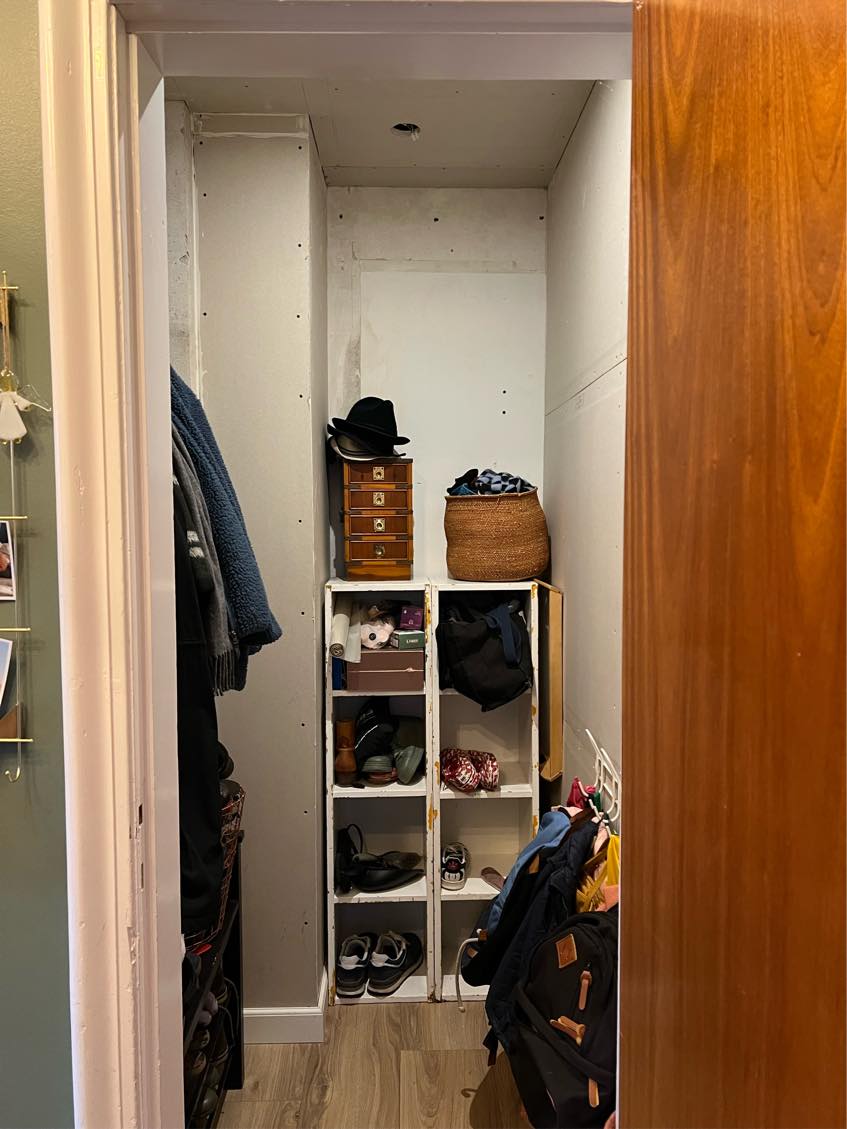 Spartling, filt og maling af 1,5 m2 garderobe