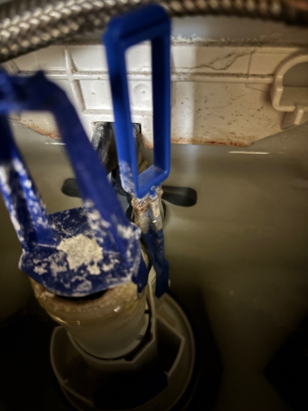 Indbygget toilet - lille skyl er i stykker.