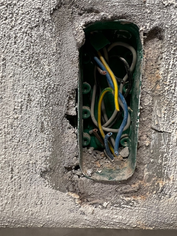 Lodning af ledning i væg