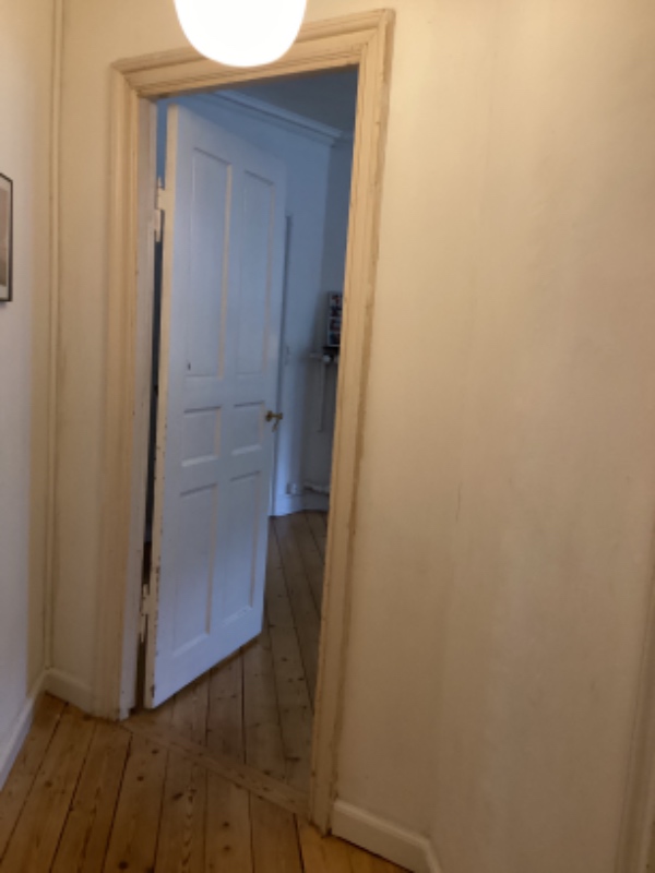 Fjernelse af maling og let slibning af 4 dørkarme i entre