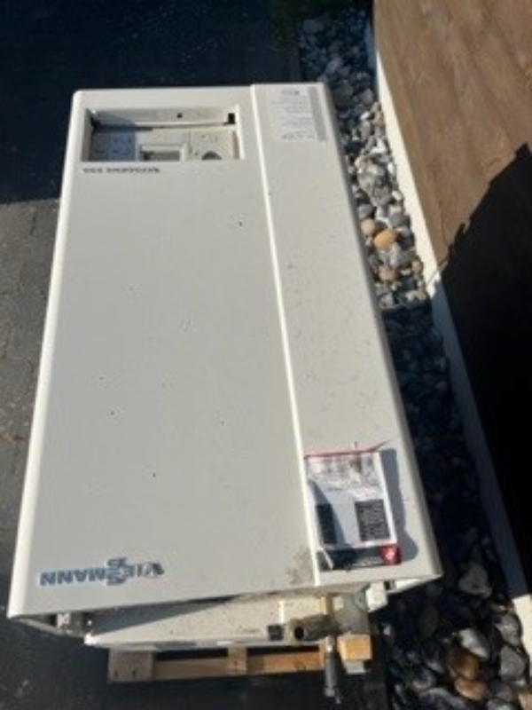 Bortkørt gammel gasfyr og varmtvandsbeholder