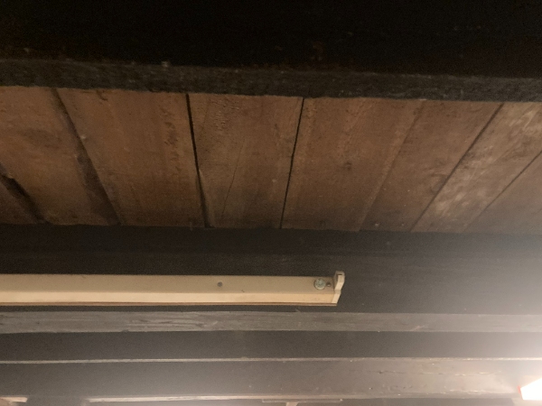 Opsætning af troldtekt  mellem bjælker på kælderloft