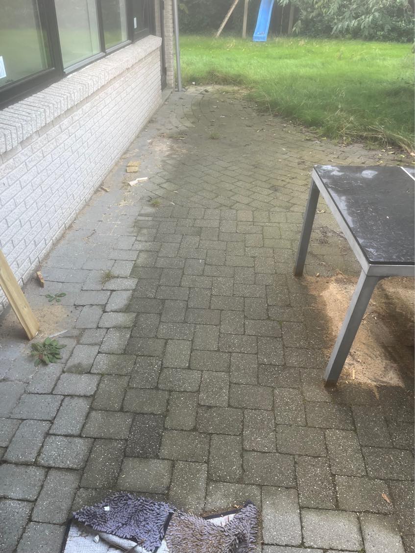 Højtryksrensning af indkørsel