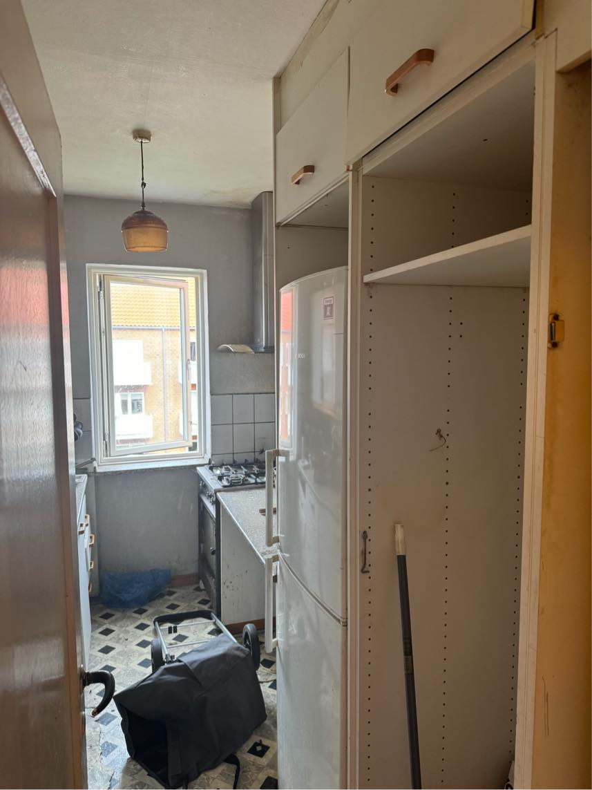 Jeg søger tilbud på nedrivning af køkken samt medtagning af affald + et skab som er skilt ad og smides ud.