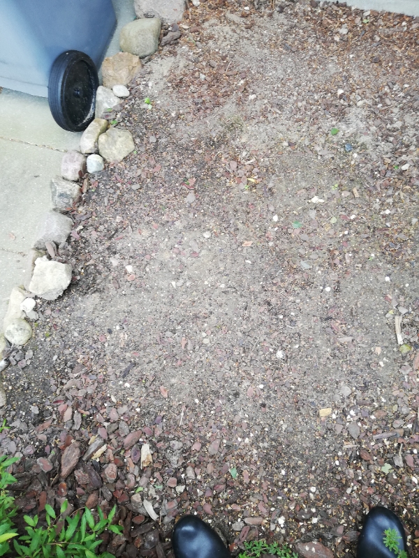 Lægning af 12 fliser, 40x40 cm, der skal fjernes jord hvor de skal lægges