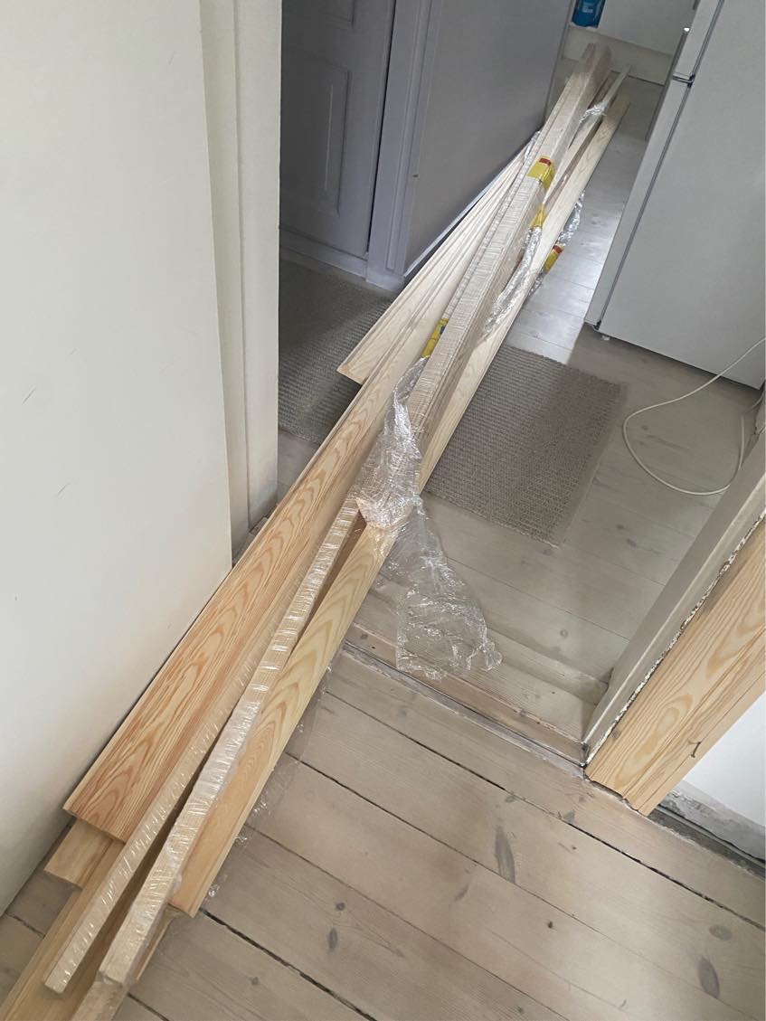 Tilpasning/tilskæring og montering af høje paneler. Derudover hjælp til at skære fodlister.