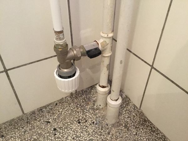 VVS, Håndklædetørrer koblet til husets fjernvarme virker ikke.