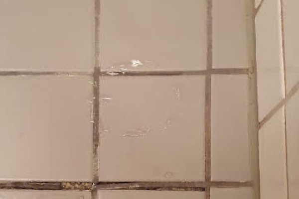 Løse fliser på badeværelset