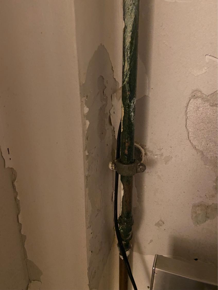 Opsætning af fliser bag komfur