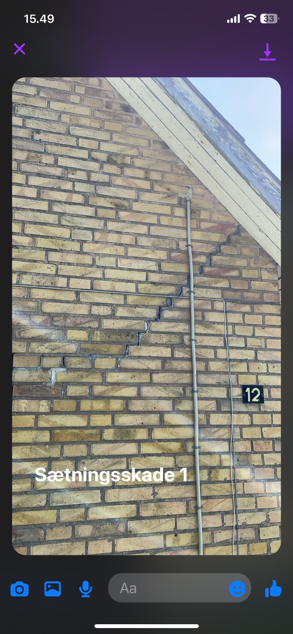 Mure sætningsskade på hus og lade.
