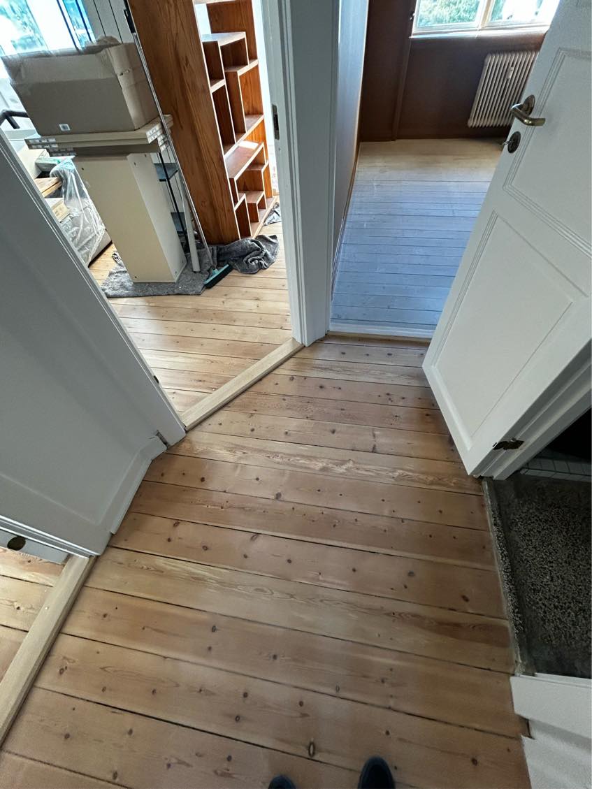 Slibe og lakere gulv i 1 rum