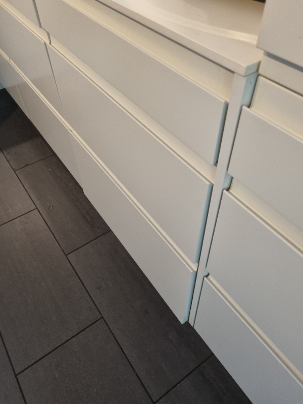 Fikse 1)havelåge, 2)løse dørhåndtag på 6døre og 3)løsrevet indbyg.opvaskemaskine (låge kan ej lukke)