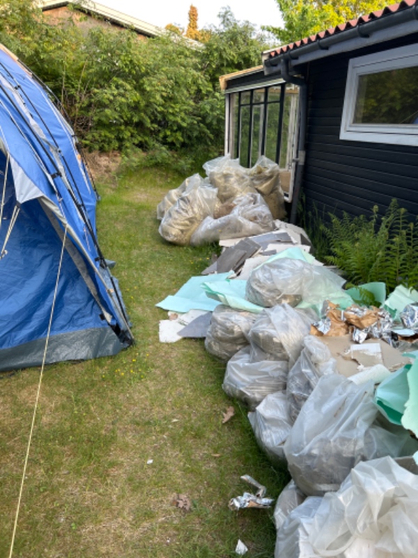Have fjernet byggeaffald (taget gulv, klinker, rockwoll op)