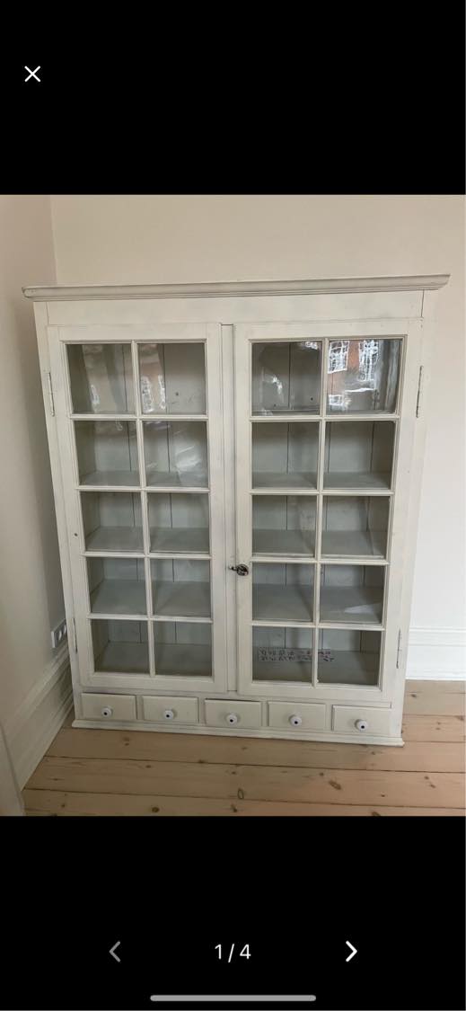 Hente vitrineskab på 4. og hænge det op