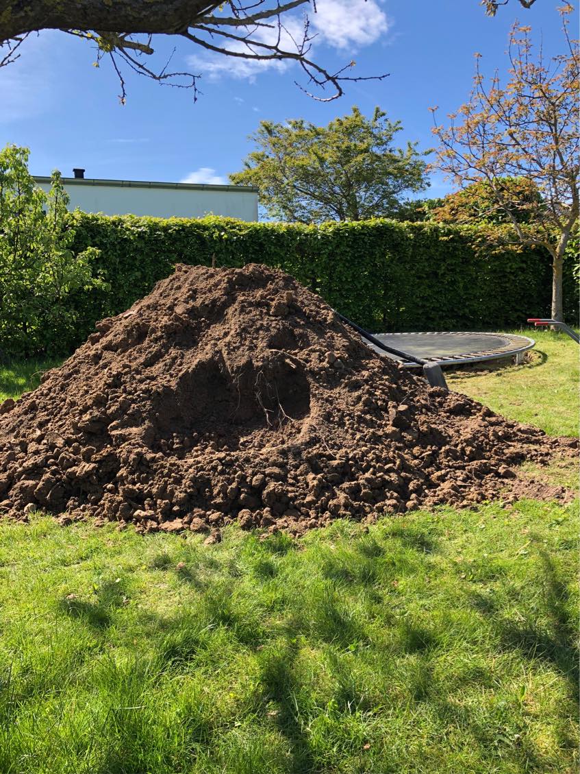 Hjælp til at fjerne jord fra nedgravning af trampolin
