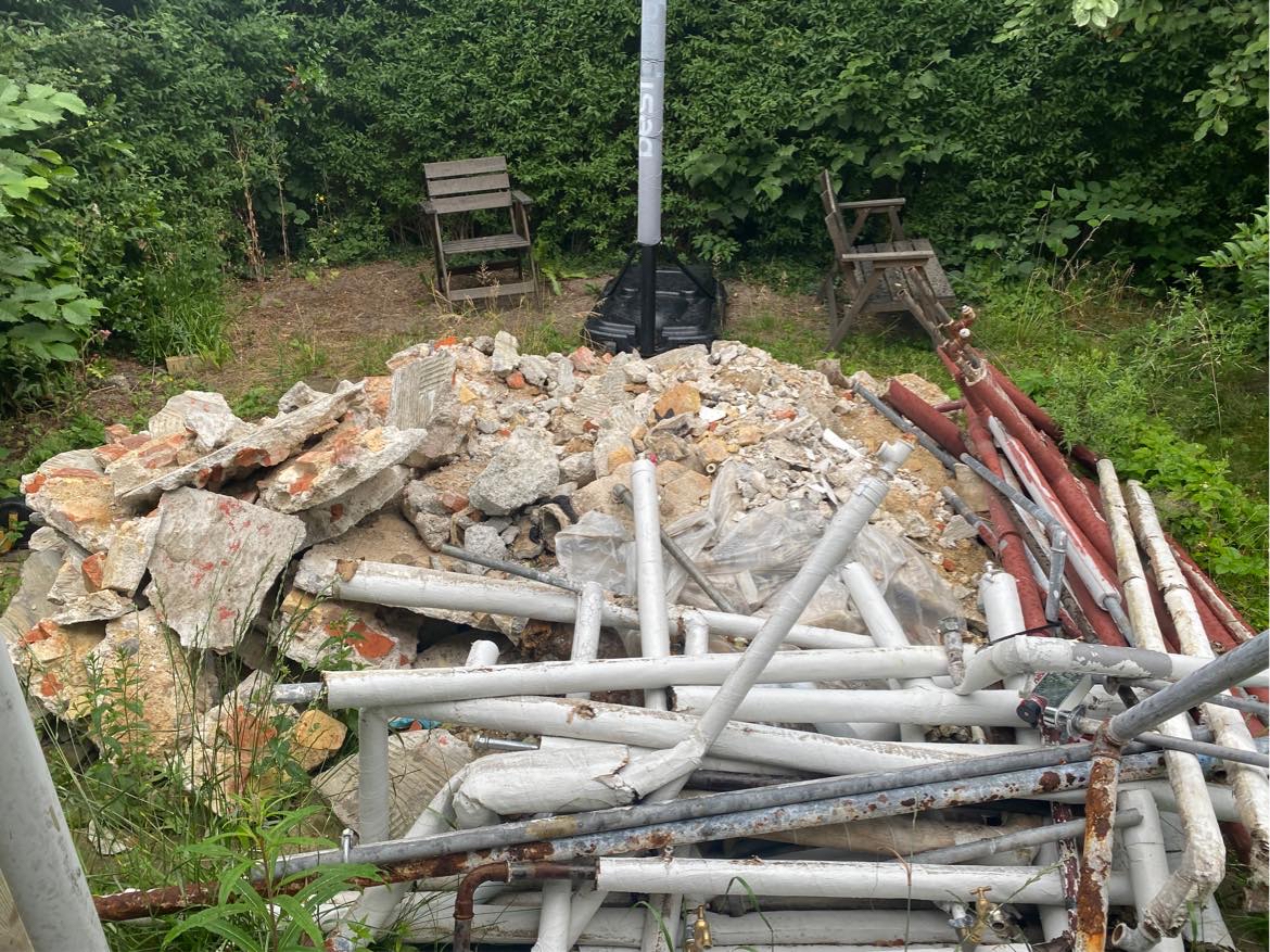 Bortkørsel af opbanket betongulv samt vandrør