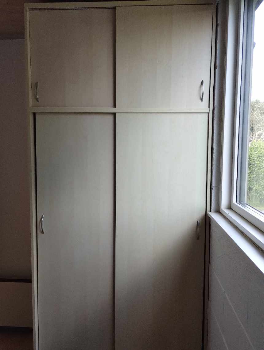 Fjerne laminatgulv i lille køkken og lille soveværelse samt flytte et skab