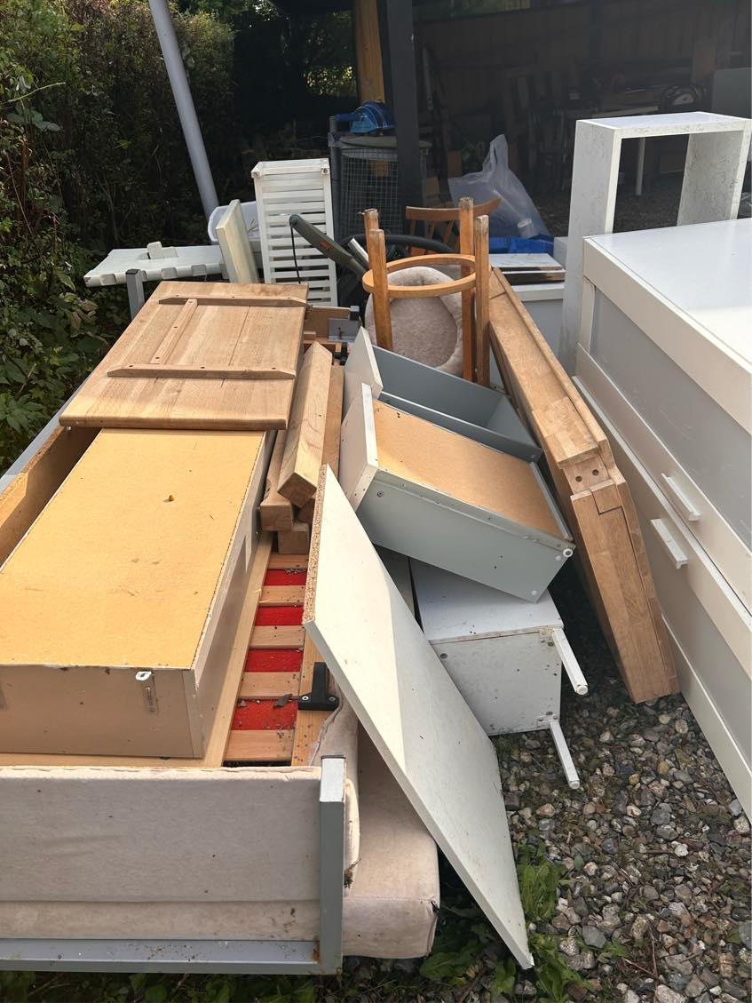 Møbler og ting på genbrugsplads