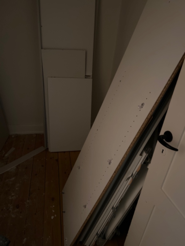 Afhentning og udsmidning af gammel garderobeskab