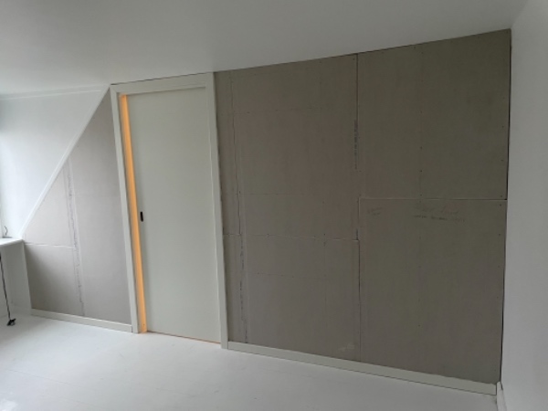 Malet en nyopsat gipsvæg