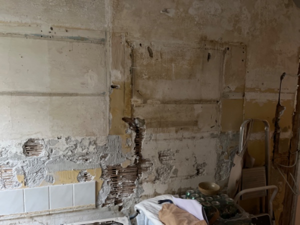 Pudsning af vægge i køkken og entre i typisk 2 værelset københavner lejlighed