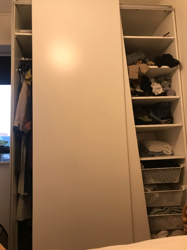 Hjælp til at fikse, montere og bore et IKEA skab til væggen, hvor skydedørslågene er faldet ned