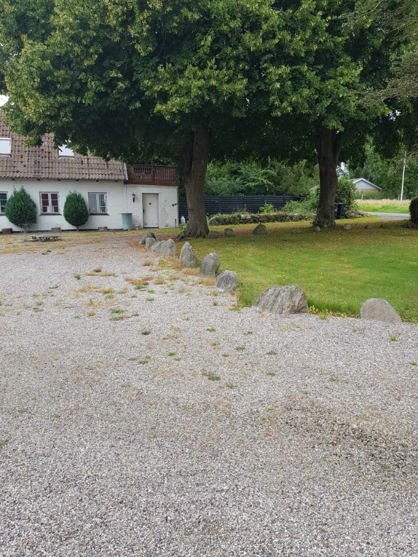 Fjerne ukrudt fra gårdsplads