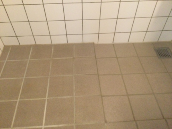 Rengøring badeværelse fliser på gulve vægge samt toilet