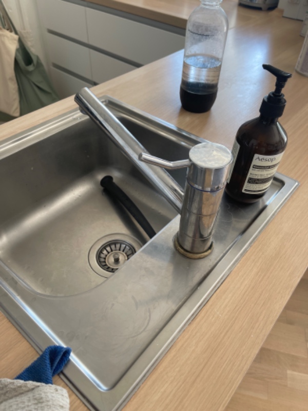 Udskiftning af toilet og installation af nyt køkkenarmatur