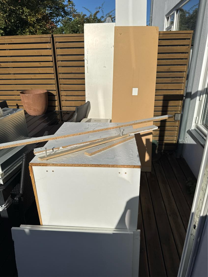 Få smidt køkken til genbrugsstation