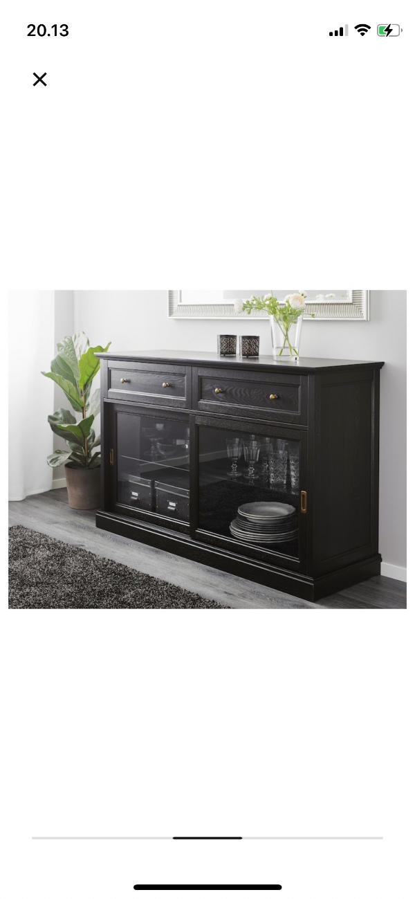 Samlet en skænk og et vitrineskab 