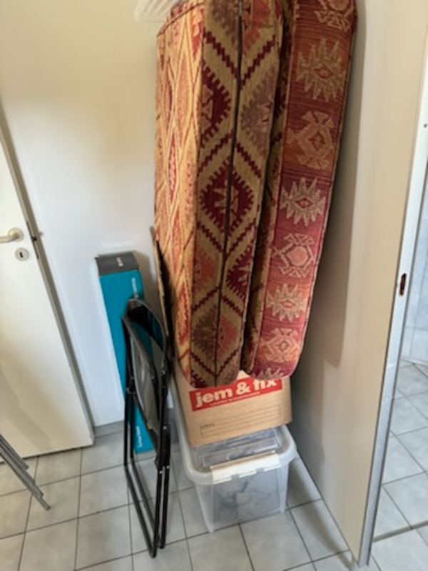 Fjerne skrald: boxmadras 90x200, puder og et par kasser