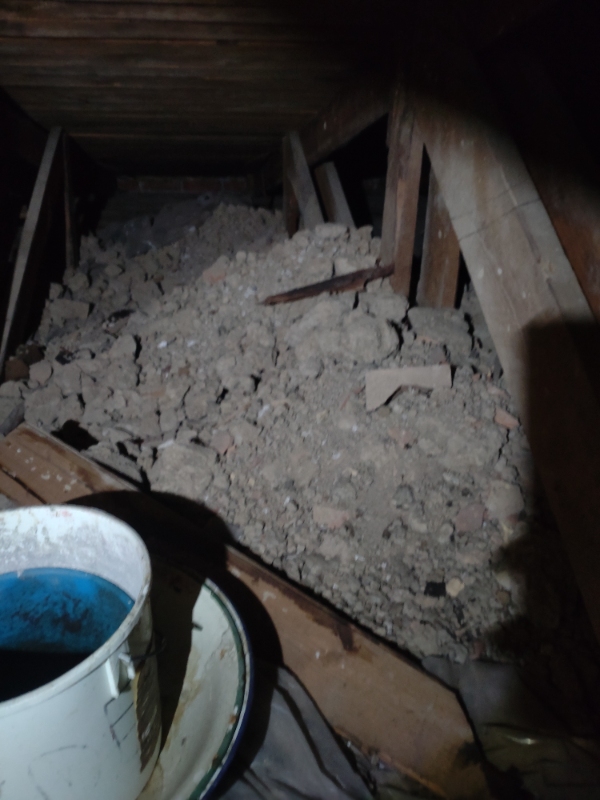 Fjernelse af gammel isolering fra loftrummet