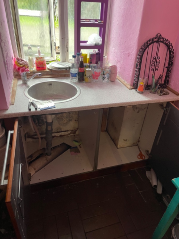 Lille te-køkkens bordplade men håndvask i. Ca 1m2