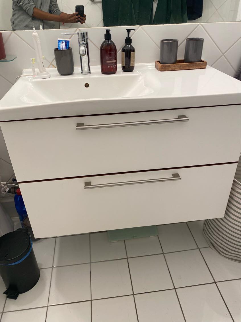 Hjælp til at afmønter skab i badeværlse og har sat vaskemaskine og nyt skab