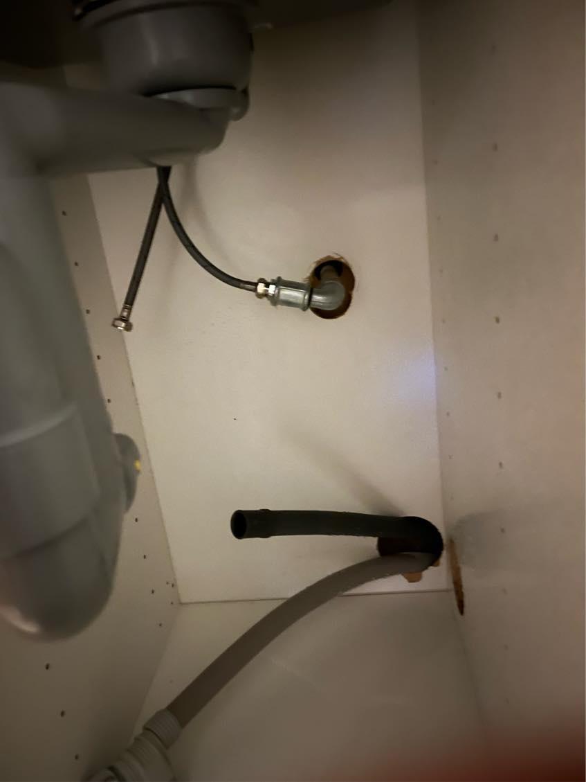 Utæt vandhane og utæt vandrør til vandhane