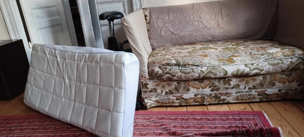 Sofa+skummadras til genbrugsplads